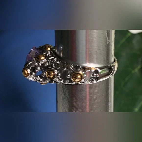 Beautiful Faceted Purple Stone 18KGE Ring - Picture 10 of 11